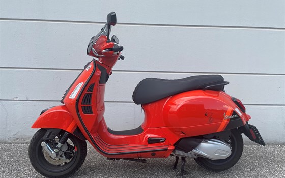 Gebrauchtmotorrad Vespa GTS 300 hpe Super Sport - Bild 1 Gebrauchtmotorrad Vespa GTS 300 hpe Super Sport - Bild 1