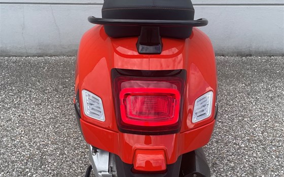 Gebrauchtmotorrad Vespa GTS 300 hpe Super Sport - Bild 12 Gebrauchtmotorrad Vespa GTS 300 hpe Super Sport - Bild 12
