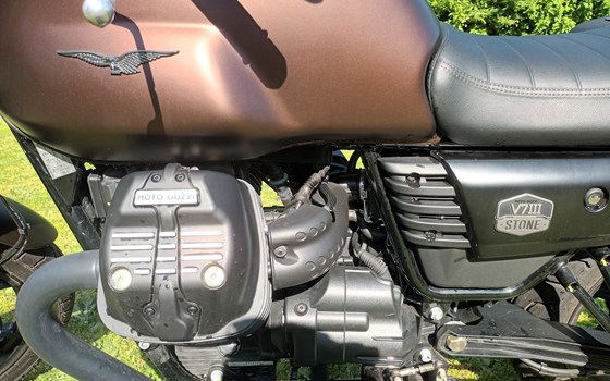 Gebrauchtmotorrad Moto Guzzi V7 III Stone Night Pack - Bild 8