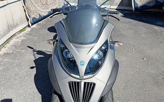 Gebrauchtmotorrad Piaggio MP3 400 - Bild 1 Gebrauchtmotorrad Piaggio MP3 400 - Bild 1