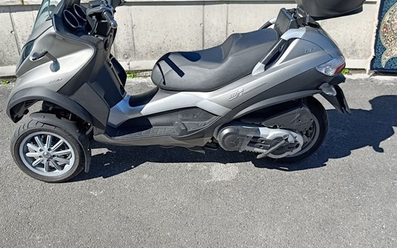 Gebrauchtmotorrad Piaggio MP3 400 - Bild 2 Gebrauchtmotorrad Piaggio MP3 400 - Bild 2