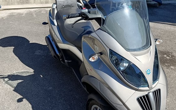Gebrauchtmotorrad Piaggio MP3 400 - Bild 6 Gebrauchtmotorrad Piaggio MP3 400 - Bild 6