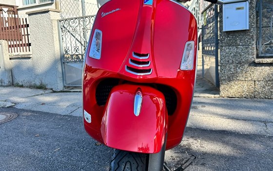 Gebrauchtmotorrad Vespa GTS 300 hpe Super - Bild 2 Gebrauchtmotorrad Vespa GTS 300 hpe Super - Bild 2