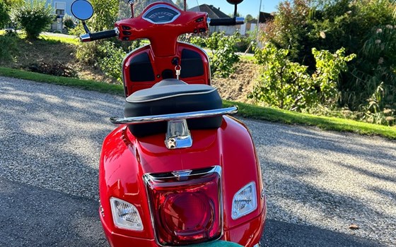 Gebrauchtmotorrad Vespa GTS 300 hpe Super - Bild 4 Gebrauchtmotorrad Vespa GTS 300 hpe Super - Bild 4