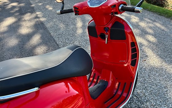 Gebrauchtmotorrad Vespa GTS 300 hpe Super - Bild 5 Gebrauchtmotorrad Vespa GTS 300 hpe Super - Bild 5