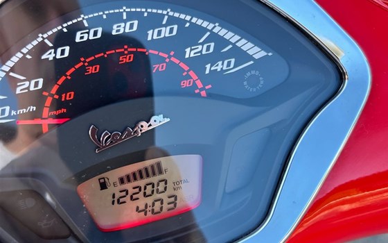 Gebrauchtmotorrad Vespa GTS 300 hpe Super - Bild 6 Gebrauchtmotorrad Vespa GTS 300 hpe Super - Bild 6