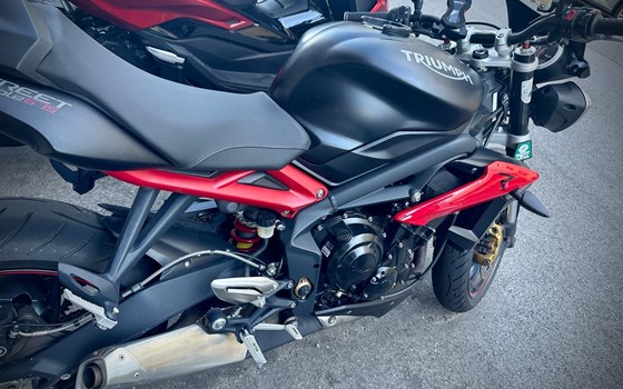 Gebrauchtmotorrad Triumph Street Triple 675 R - Bild 2 Gebrauchtmotorrad Triumph Street Triple 675 R - Bild 2