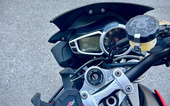 Gebrauchtmotorrad Triumph Street Triple 675 R - Bild 6 Gebrauchtmotorrad Triumph Street Triple 675 R - Bild 6