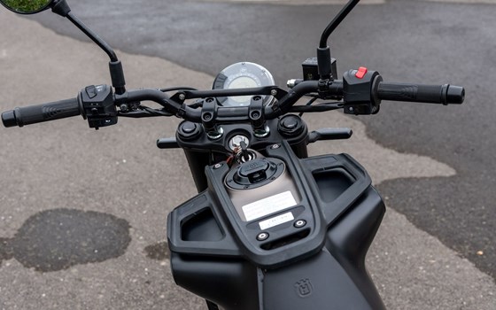 Gebrauchtmotorrad Husqvarna Svartpilen 125 - Bild 7 Gebrauchtmotorrad Husqvarna Svartpilen 125 - Bild 7