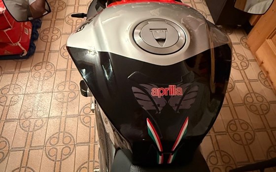 Gebrauchtmotorrad Aprilia Tuono V4 1100 Factory - Bild 4 Gebrauchtmotorrad Aprilia Tuono V4 1100 Factory - Bild 4