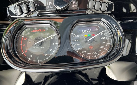 Gebrauchtmotorrad Harley-Davidson CVO Road Glide FLTRXSE - Bild 6 Gebrauchtmotorrad Harley-Davidson CVO Road Glide FLTRXSE - Bild 6