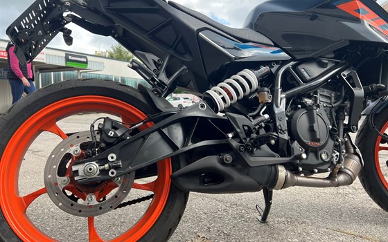 Gebrauchtmotorrad KTM 125 Duke - Bild 3 Gebrauchtmotorrad KTM 125 Duke - Bild 3