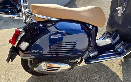Motorrad Occasion Vespa GTS 300 hpe - Bild 15