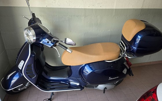 Motorrad Occasion Vespa GTS 300 hpe - Bild 3
