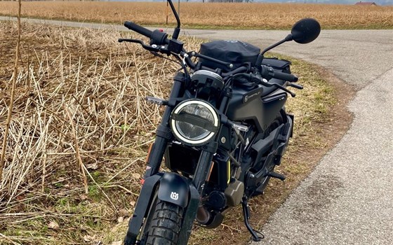 Gebrauchtmotorrad Husqvarna Svartpilen 125 - Bild 1