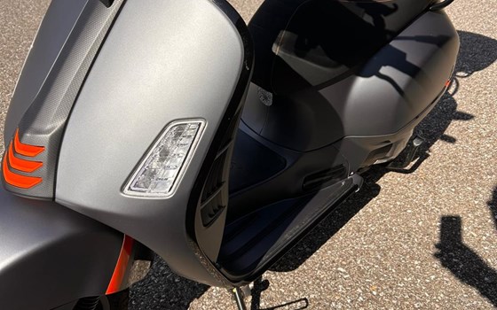 Gebrauchtmotorrad Vespa GTS 300 hpe Super Sport - Bild 11