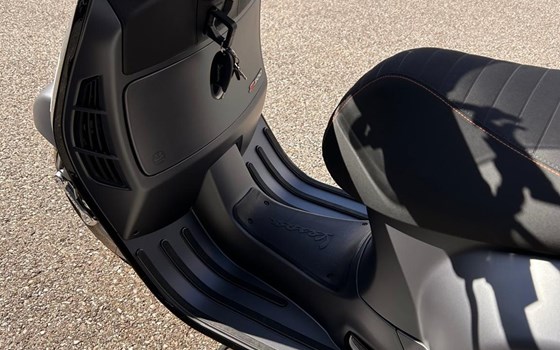 Gebrauchtmotorrad Vespa GTS 300 hpe Super Sport - Bild 12