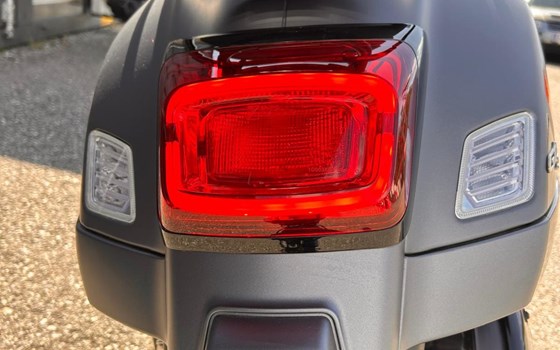 Gebrauchtmotorrad Vespa GTS 300 hpe Super Sport - Bild 13