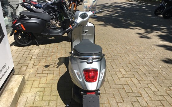 Neufahrzeug Vespa Elettrica 70 km/h - Bild 4