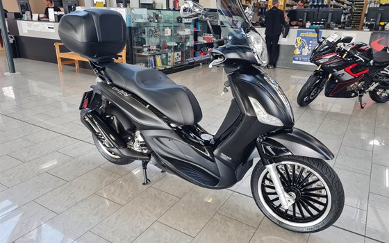 Gebrauchtmotorrad Piaggio Beverly 300 i.e. Police - Bild 1 Gebrauchtmotorrad Piaggio Beverly 300 i.e. Police - Bild 1