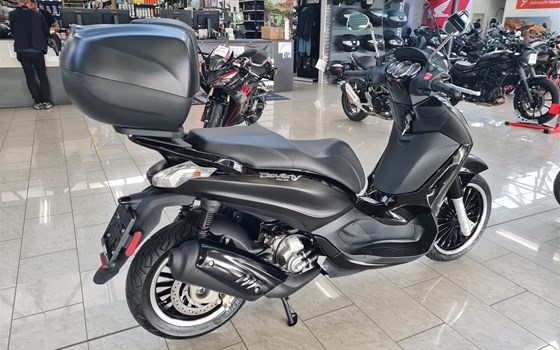 Gebrauchtmotorrad Piaggio Beverly 300 i.e. Police - Bild 2 Gebrauchtmotorrad Piaggio Beverly 300 i.e. Police - Bild 2