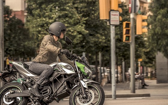 Neufahrzeug Kawasaki Z e-1 - Bild 8