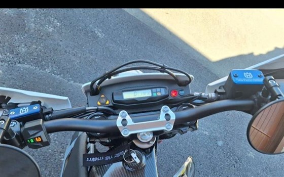 Gebrauchtmotorrad Husqvarna 701 Supermoto - Bild 9 Gebrauchtmotorrad Husqvarna 701 Supermoto - Bild 9