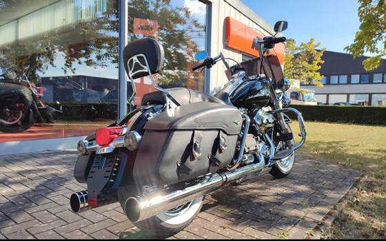 Gebrauchtmotorrad Harley-Davidson Road King Classic FLHRC - Bild 8