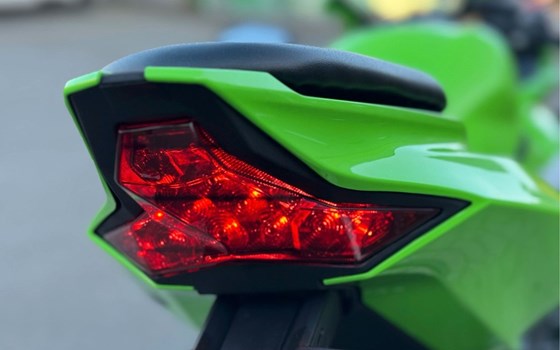Neufahrzeug Kawasaki Ninja ZX-4RR - Bild 12