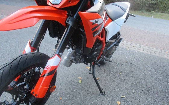 Neufahrzeug KTM 125 SMC R - Bild 13
