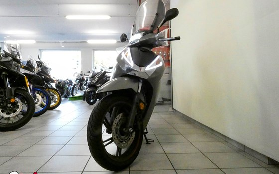 Gebrauchtmotorrad Honda SH300i - Bild 4 Gebrauchtmotorrad Honda SH300i - Bild 4