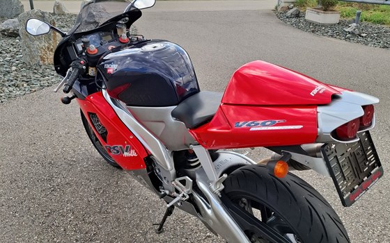 Gebrauchtmotorrad Aprilia RSV 1000 (RSV Mille) - Bild 4 Gebrauchtmotorrad Aprilia RSV 1000 (RSV Mille) - Bild 4