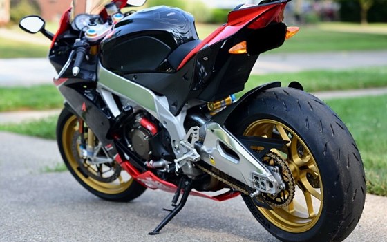 Gebrauchtmotorrad Aprilia RSV 4 Factory - Bild 2 Gebrauchtmotorrad Aprilia RSV 4 Factory - Bild 2