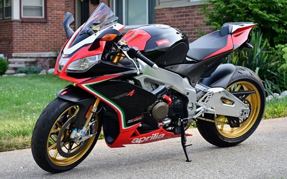 Gebrauchtmotorrad Aprilia RSV 4 Factory - Bild 4 Gebrauchtmotorrad Aprilia RSV 4 Factory - Bild 4
