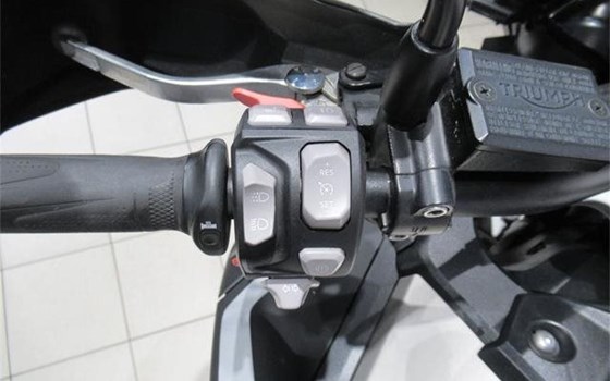 Gebrauchtmotorrad Triumph Tiger 1200 Desert Edition - Bild 10 Gebrauchtmotorrad Triumph Tiger 1200 Desert Edition - Bild 10