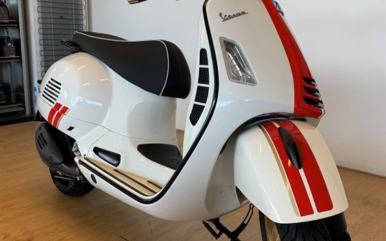 Gebrauchtmotorrad Vespa GTS 300 Super Racing Sixties - Bild 1 Gebrauchtmotorrad Vespa GTS 300 Super Racing Sixties - Bild 1