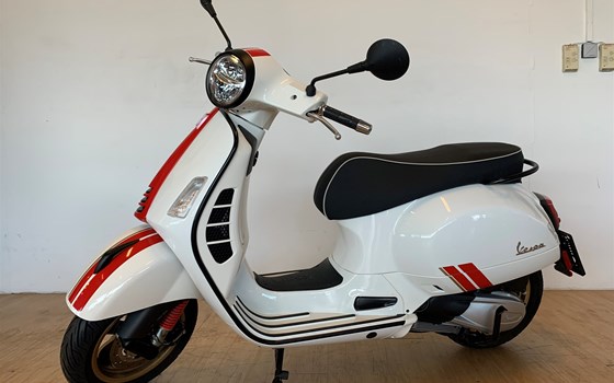 Gebrauchtmotorrad Vespa GTS 300 Super Racing Sixties - Bild 4 Gebrauchtmotorrad Vespa GTS 300 Super Racing Sixties - Bild 4