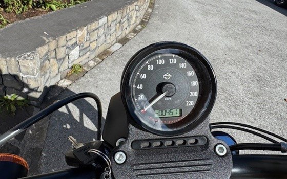 Gebrauchtmotorrad Harley-Davidson Sportster XL 883 N Iron - Bild 8