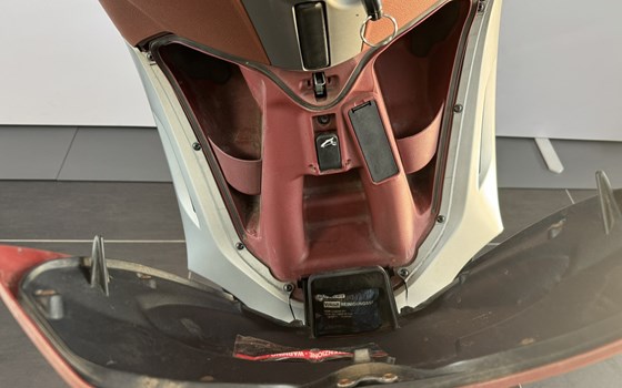 Gebrauchtmotorrad Piaggio Beverly 350ie Sport Touring - Bild 10 Gebrauchtmotorrad Piaggio Beverly 350ie Sport Touring - Bild 10