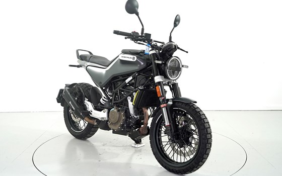 Motorrad Occasion Husqvarna Svartpilen 125 - Bild 2