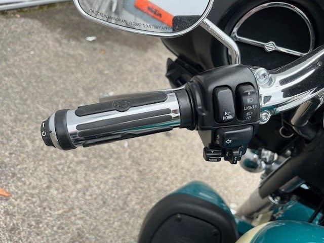 Harley-Davidson Electra Glide Ultra Classic FLHTCU (Deep Tourquoise / Antique White) - Bild 11