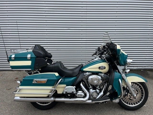 Harley-Davidson Electra Glide Ultra Classic FLHTCU (Deep Tourquoise / Antique White) - Bild 2