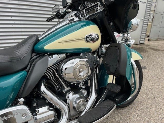 Harley-Davidson Electra Glide Ultra Classic FLHTCU (Deep Tourquoise / Antique White) - Bild 3