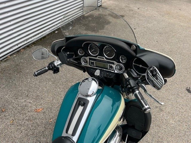 Harley-Davidson Electra Glide Ultra Classic FLHTCU (Deep Tourquoise / Antique White) - Bild 5