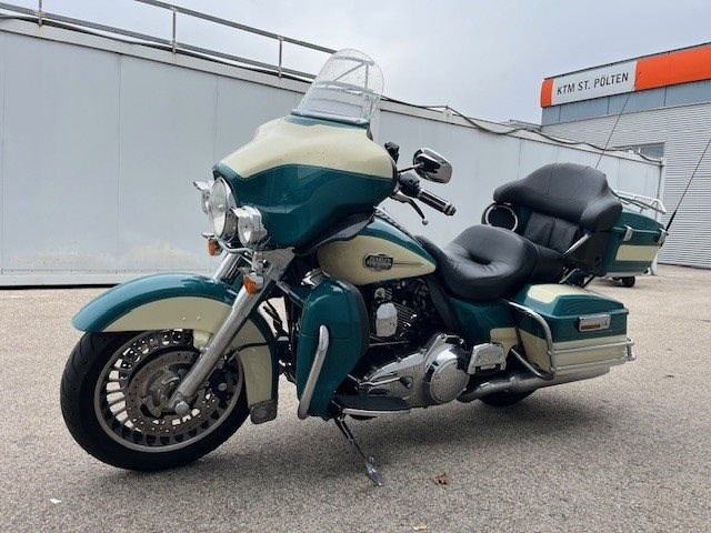Harley-Davidson Electra Glide Ultra Classic FLHTCU (Deep Tourquoise / Antique White) - Bild 9