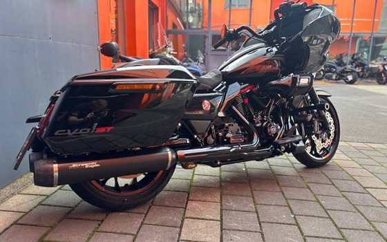 Gebrauchtmotorrad Harley-Davidson CVO Road Glide ST FLTRXSTSE - Bild 3 Gebrauchtmotorrad Harley-Davidson CVO Road Glide ST FLTRXSTSE - Bild 3