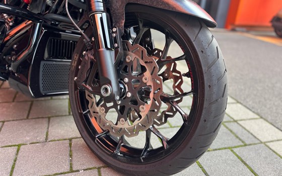 Gebrauchtmotorrad Harley-Davidson CVO Road Glide ST FLTRXSTSE - Bild 6 Gebrauchtmotorrad Harley-Davidson CVO Road Glide ST FLTRXSTSE - Bild 6