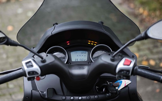 Gebrauchtmotorrad Piaggio MP3 350 ABS-ASR Sport - Bild 8