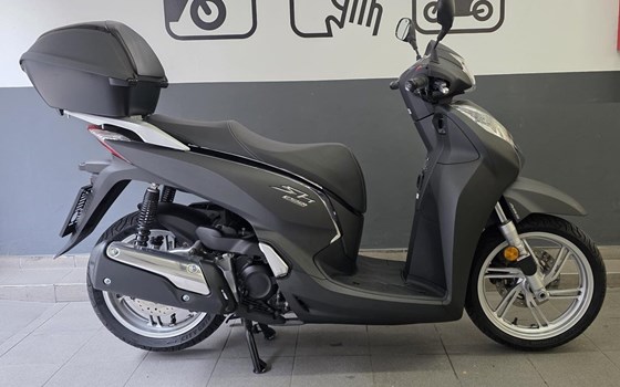 Gebrauchtmotorrad Honda SH300i - Bild 2 Gebrauchtmotorrad Honda SH300i - Bild 2