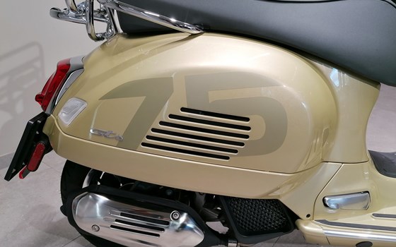 Gebrauchtmotorrad Vespa GTS 125 Supertech iGET 75th Anniversary - Bild 6